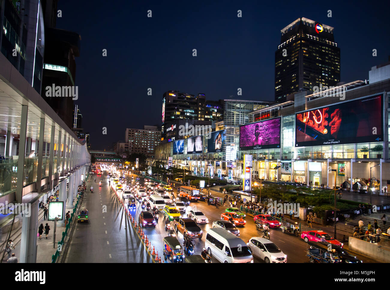 ANGKOK, THAILAND, März 1, 2017 - Central World Shopping Mall in der Nacht, Ratchaprasong Kreuzung, Bangkok, Thailand Stockfoto