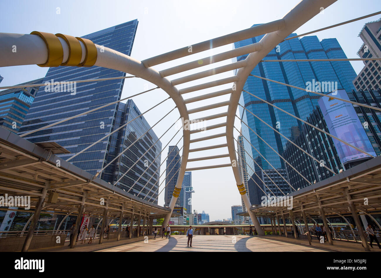 BANGKOK, THAILAND - 03. MÄRZ 2017. Öffentliche sky - Spaziergang am Himmel - Bahnhof 'Chong Nonsi' Marktplatz in Bangkok, Bangkok, Thailand. Stockfoto
