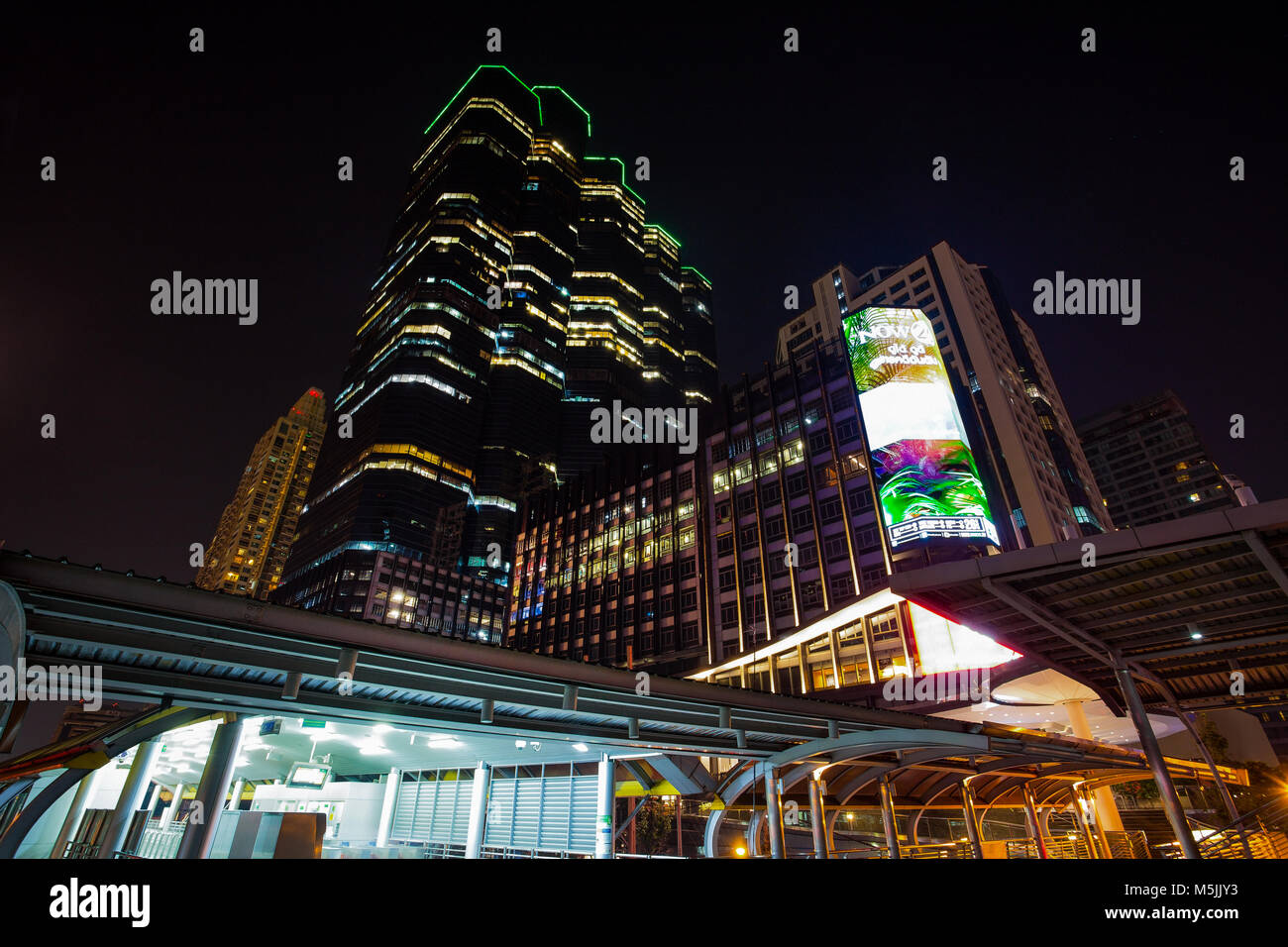 BANGKOK, THAILAND - 03. MÄRZ 2017. Öffentliche sky - Spaziergang am Himmel - Bahnhof 'Chong Nonsi' Marktplatz in Bangkok, Bangkok, Thailand. Stockfoto