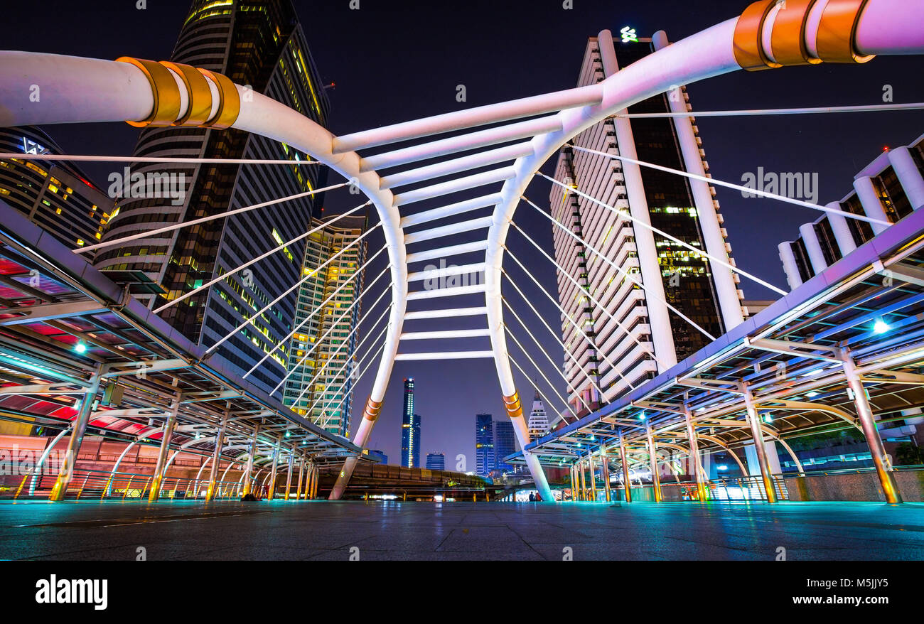 BANGKOK, THAILAND - 03. MÄRZ 2017. Öffentliche sky - Spaziergang am Himmel - Bahnhof 'Chong Nonsi' Marktplatz in Bangkok, Bangkok, Thailand. Stockfoto