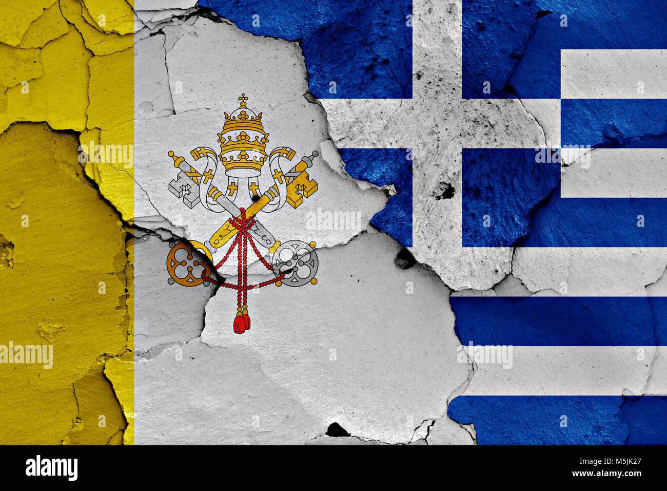 Flagge von Vatikan und Griechenland malte auf Risse an der Wand Stockfoto
