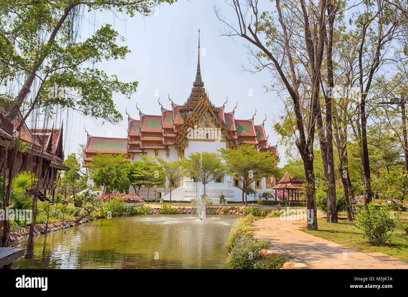 SAMUT PRAKAN, THAILAND, März 6, 2017 - Dusit Maha Prasat Palace (Grand Palace) im Alten Stadtpark, Muang Boran, Samut Prakan, Thailand Stockfoto