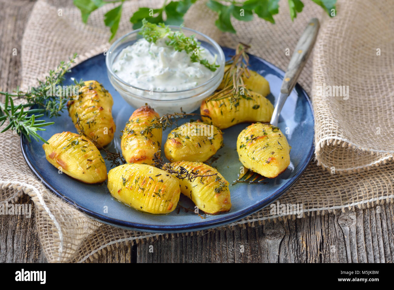 Vegetarisches Essen: kleine Kartoffeln gebacken mit Olivenöl und serviert mit frischem Kraut Quark Stockfoto