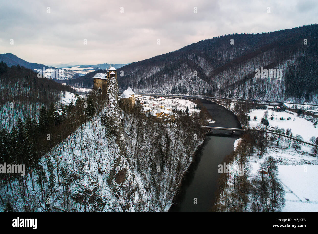 Mittelalterliche Burg im Winter Stockfoto