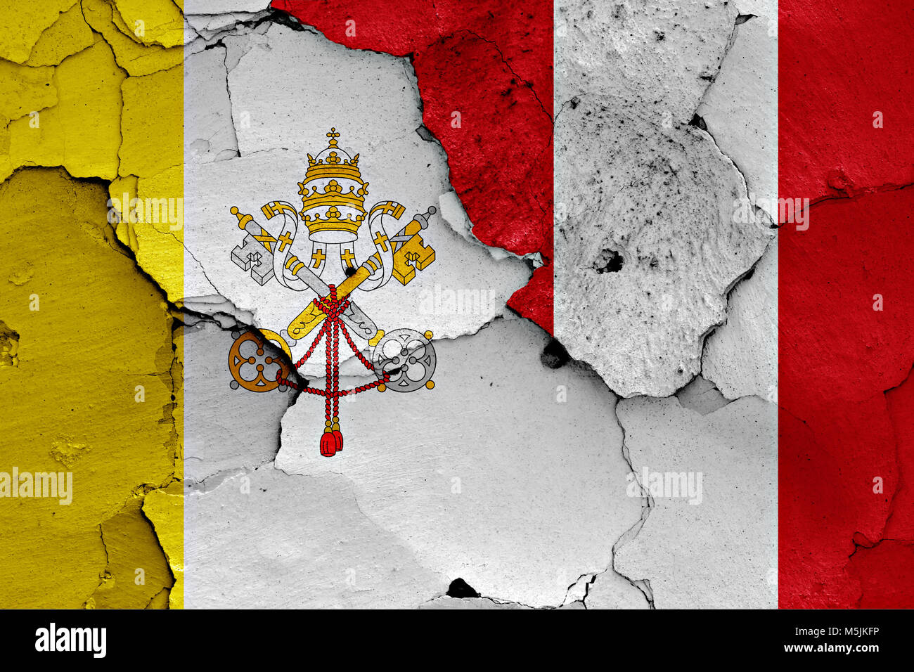 Flagge von Vatikan und Peru malte auf Risse an der Wand Stockfoto