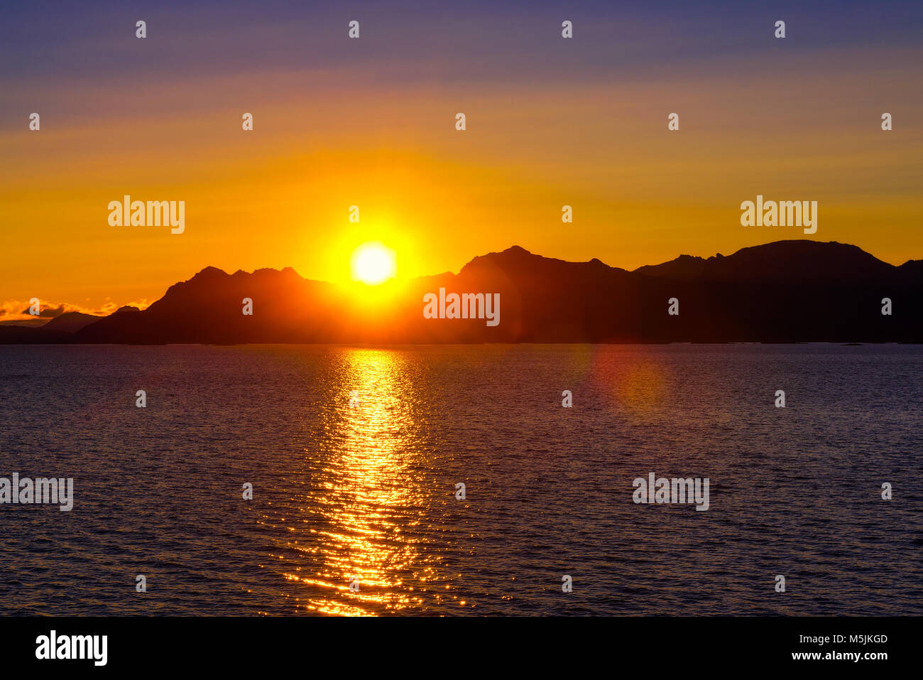 Sonnenuntergang über den Bergen der Lofoten Inseln Stockfoto