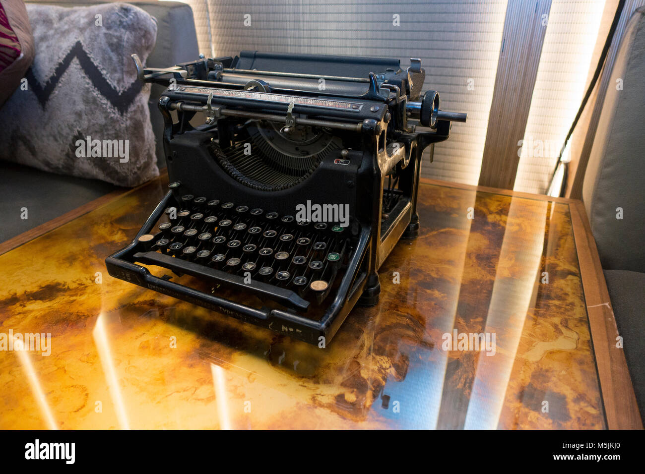 Klassische Schreibmaschine schwarz mit weißen Buchstaben Stockfoto