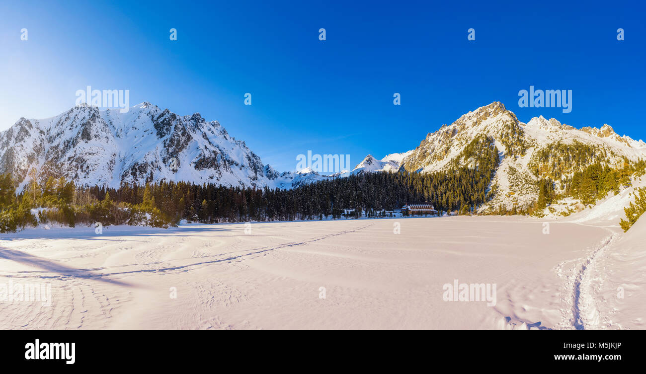 Winter Panorama der Gletschersee in Hohe Tatra, Slowakei Stockfoto