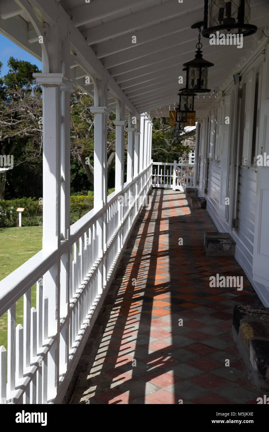 Die Veranda des Fairview großen Haus auf St. Kitts mit Blick auf den Botanischen Garten Stockfoto