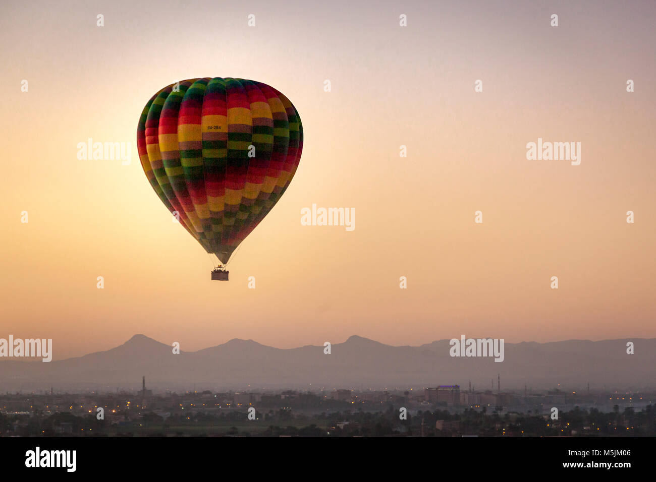 Heißluftballon über Luxor bei Sonnenaufgang. Stockfoto