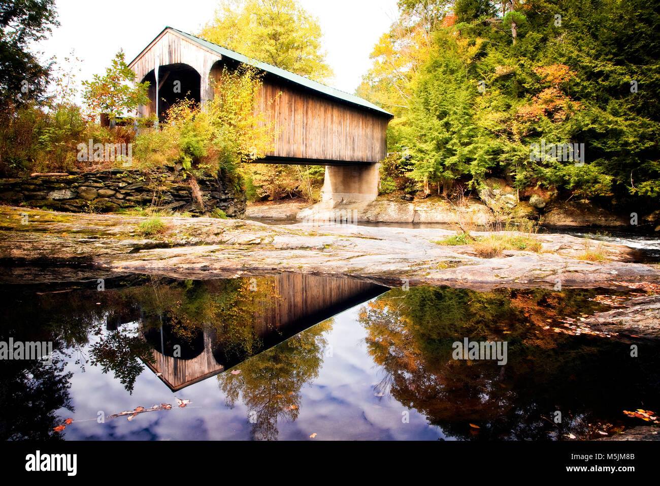 Eine überdachte Brücke über den nördlichen Zweig der Lamoille River bei Waterville Vermont. Stockfoto