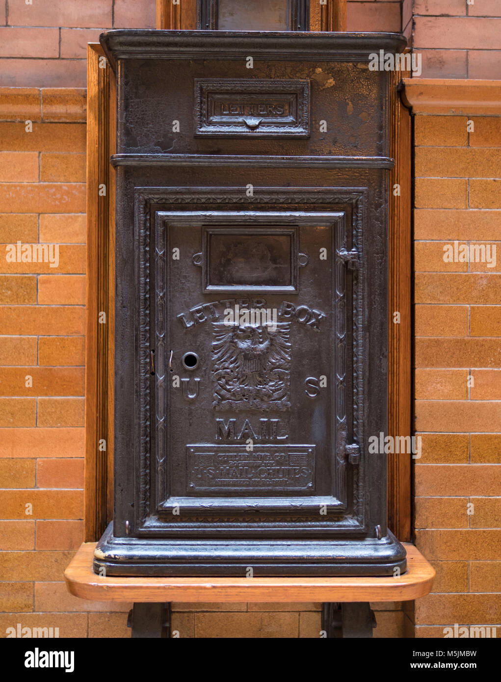 Die bronze mail Rutsche durch den Messerschmied Manufacturing Co., Rochester, NY, innerhalb der Bradbury Gebäude in der Innenstadt von Los Angeles, Calif hergestellt Stockfoto