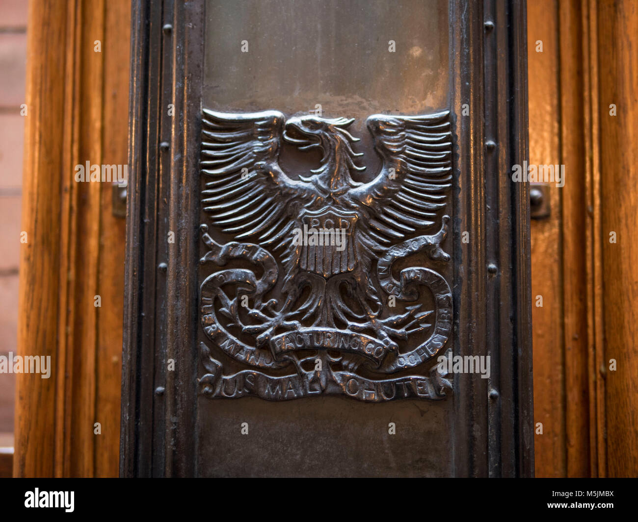 Die bronze mail Rutsche durch den Messerschmied Manufacturing Co., Rochester, NY, innerhalb der Bradbury Gebäude in der Innenstadt von Los Angeles, Calif hergestellt Stockfoto