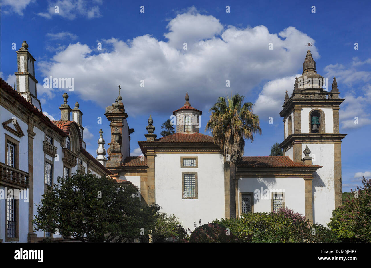 Seitlicher Blick auf die Kapelle mit Blick auf die Gärten der Mateus Palast, Vila Real, Portugal Stockfoto