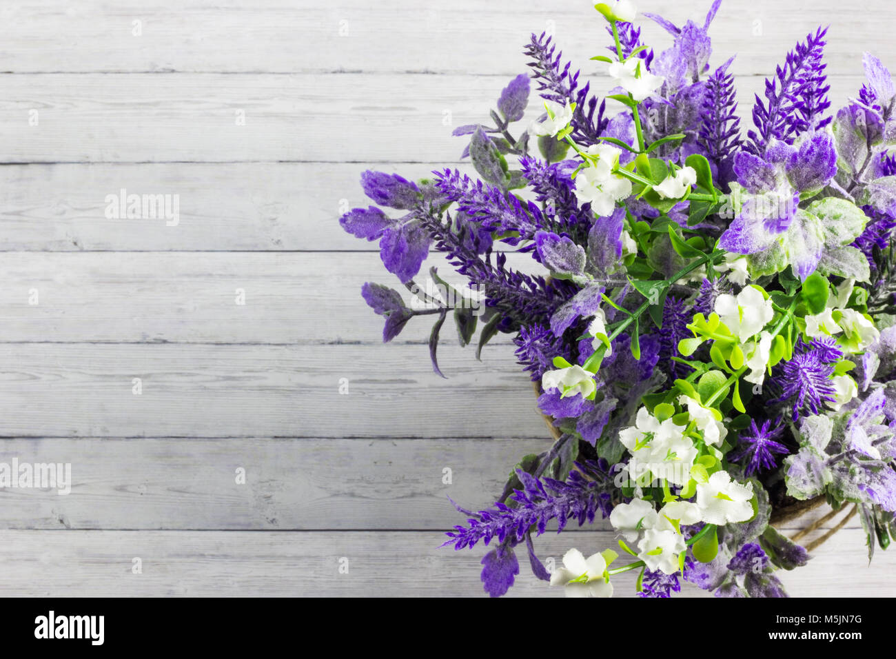 Frühling Blumen auf weißem Holz- Hintergrund. Ansicht von oben, flach Stockfoto