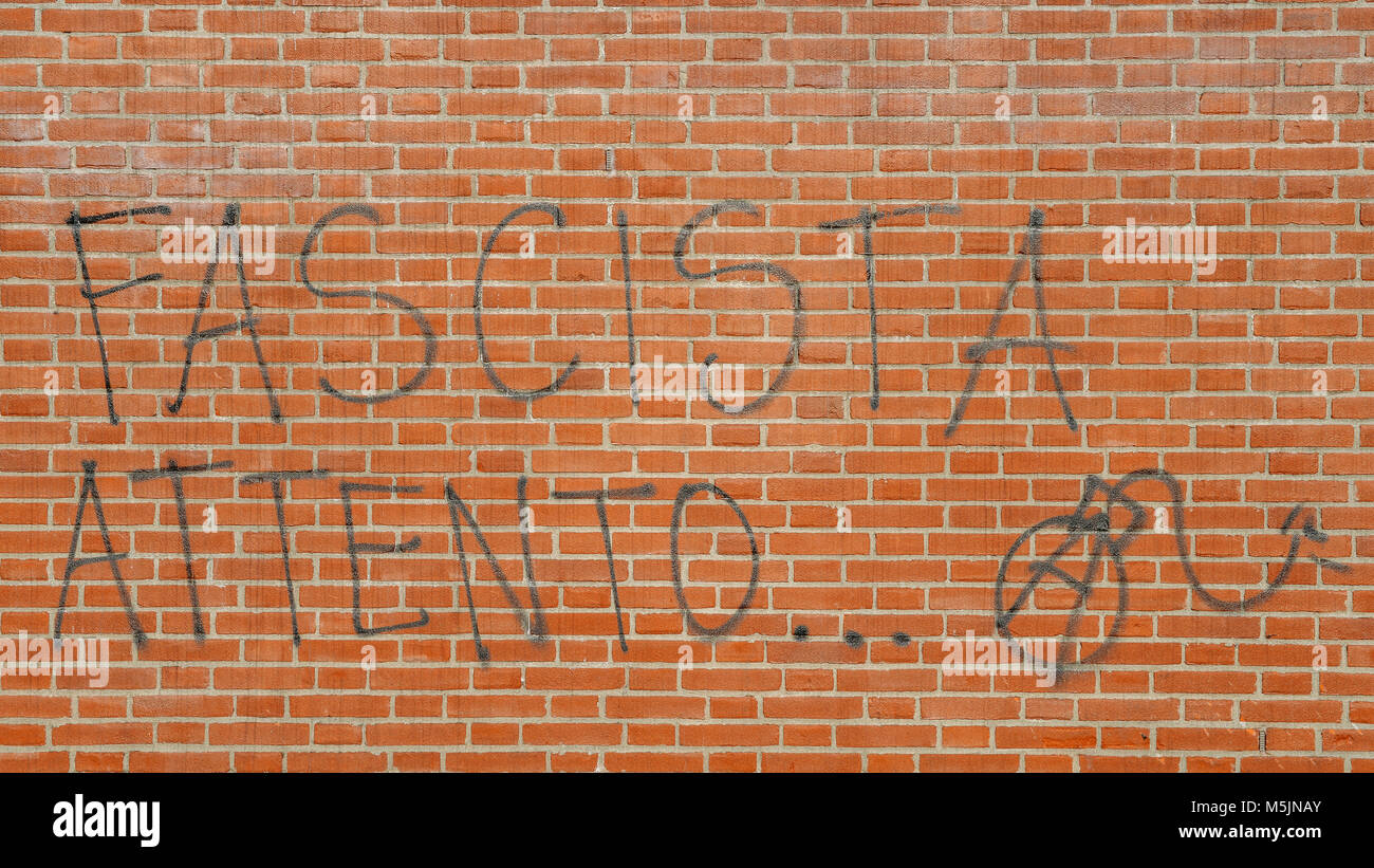 Graffiti auf eine Red brick wall in Italienisch sagen Fascisti Attento mit einer Bombe und einem, zu einer Bedrohung der Faschisten" übersetzt, auf die man achten" Stockfoto