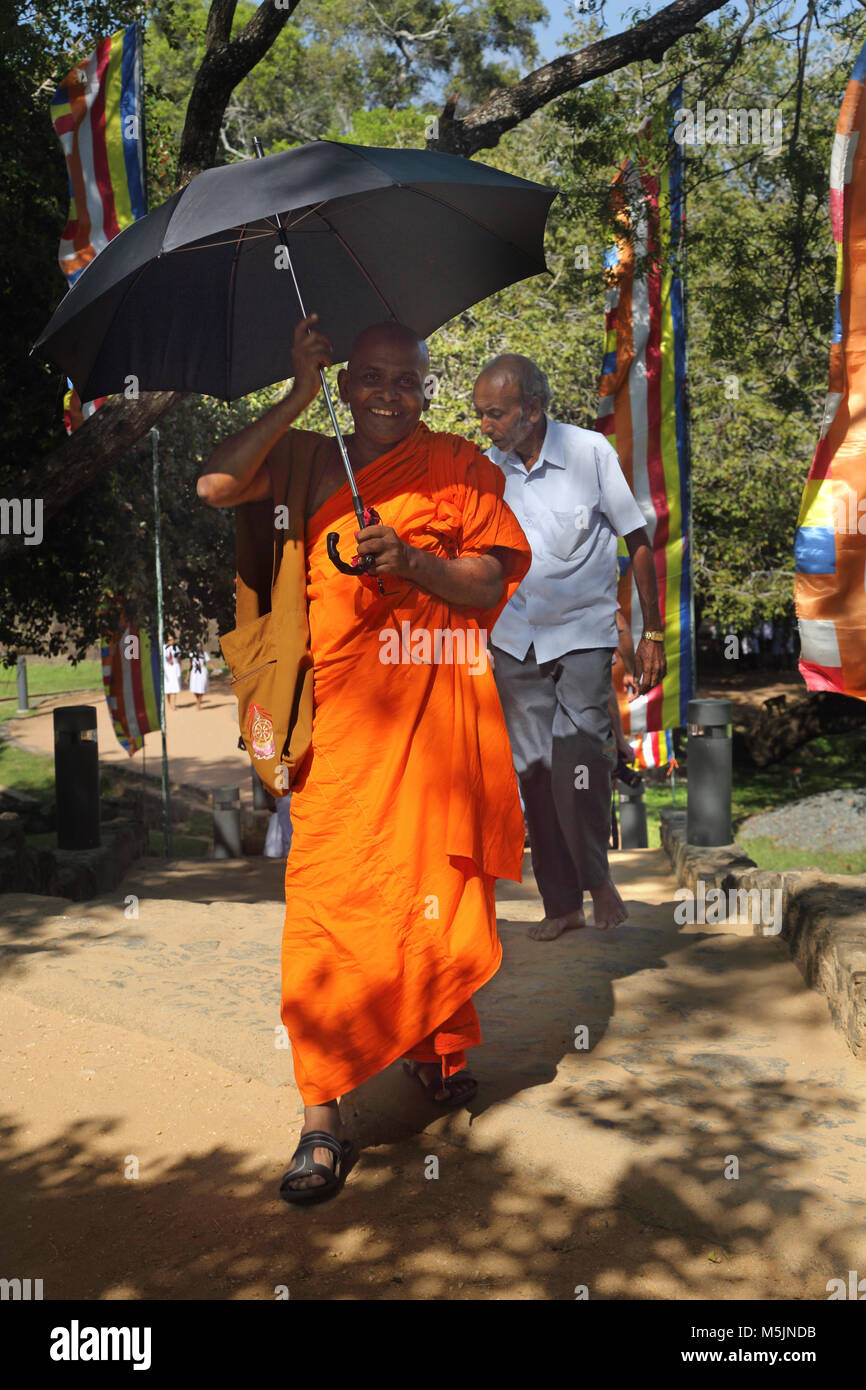 Polonnaruwa North Central Provinz Sri Lanka buddhistische Mönch mit Regenschirm für Schatten von der heißen Sonne Stockfoto