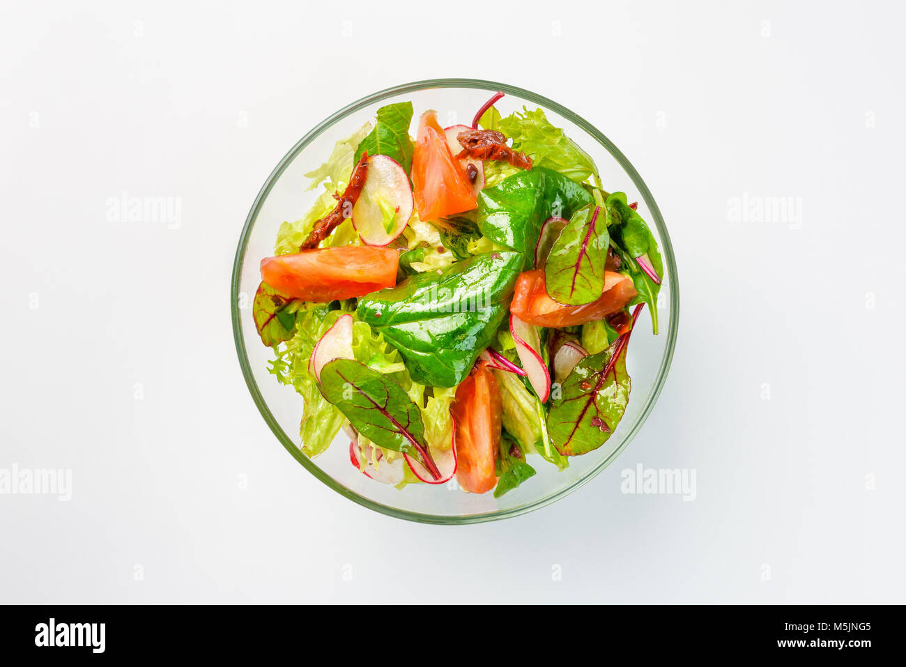 Fastenzeit Salat mit Salat, Radieschen und Tomaten auf weißem Hintergrund Stockfoto