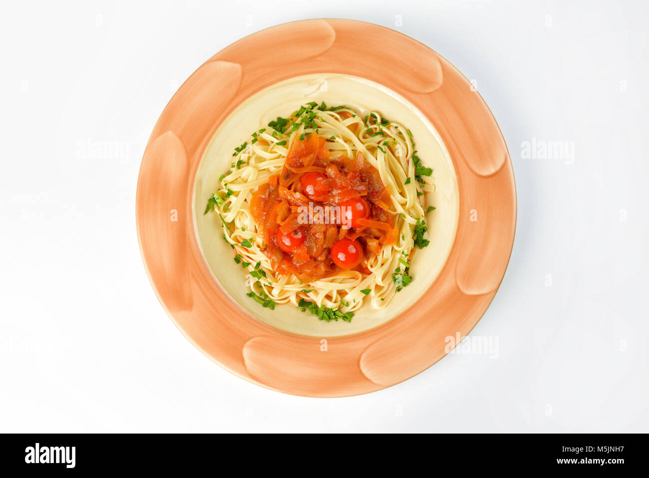 Nudeln mit Tomaten, Zucchini und letcho auf weißem Hintergrund Stockfoto