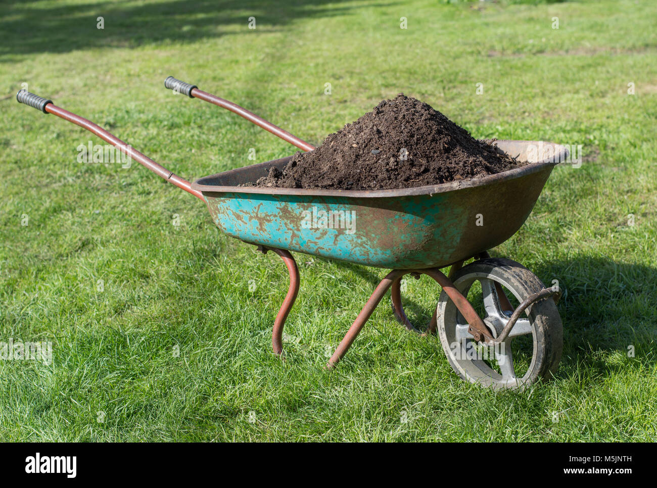 Schubkarre voller kompost Fotos und Bildmaterial in hoher Auflösung