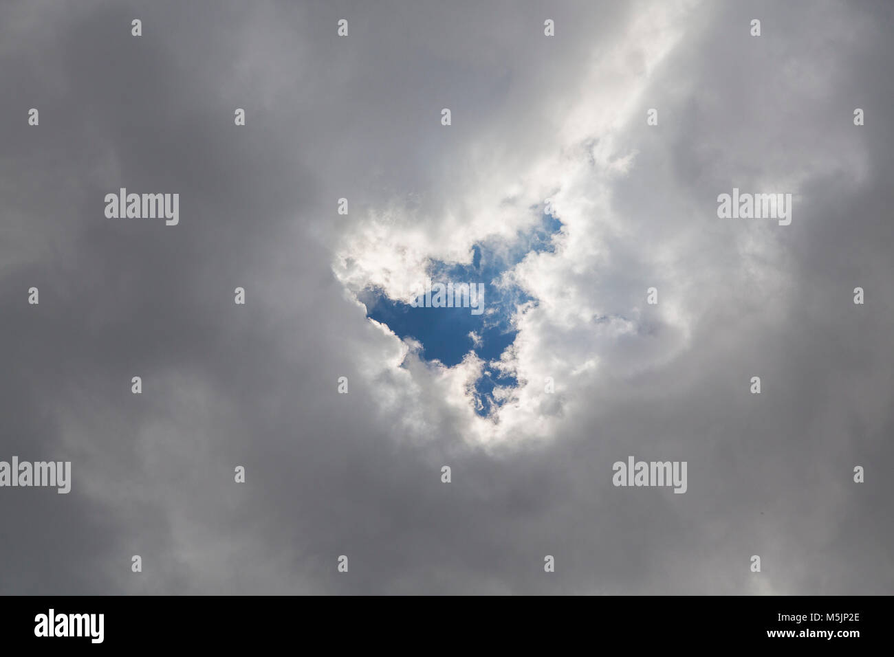 Blue Hole in Cloud Decke, Deutschland Stockfoto