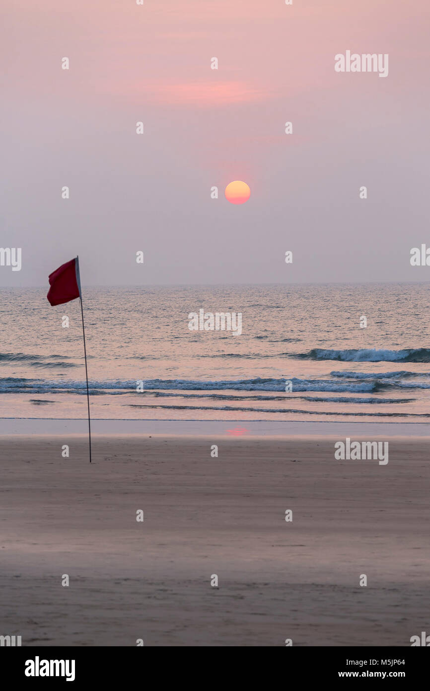 Rettungsschwimmer Flagge im Sonnenuntergang in Agonda Beach, Goa, Indien Stockfoto