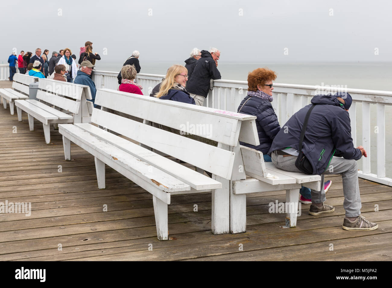 Die Leute an der hölzernen Pier Cuxhaven Warten auf die Fähre nach Helgoland. Stockfoto