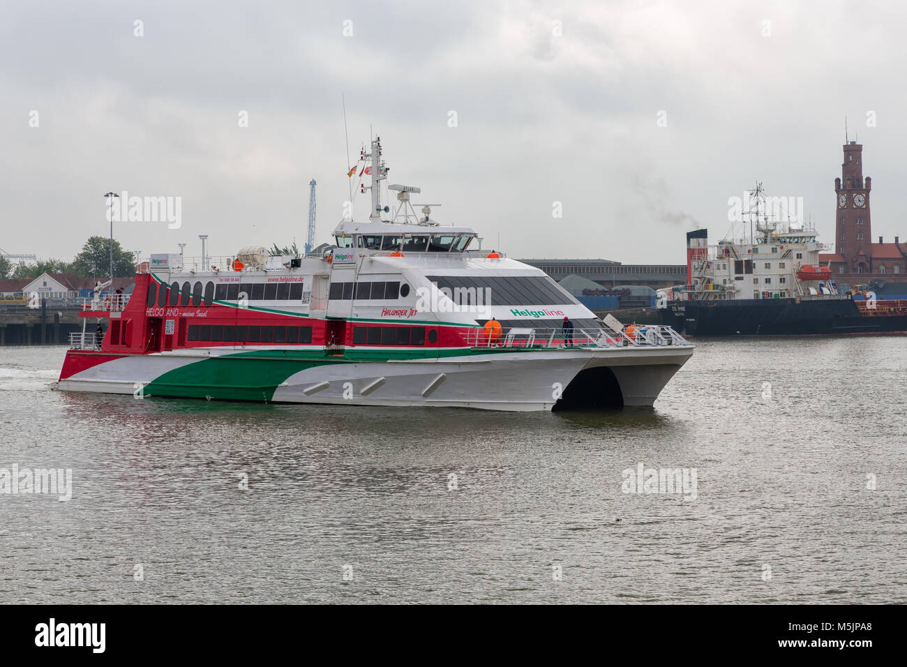 Deutsche Hafen Cuxhaven mit der Ankunft der Fähre nach Helgoland. Stockfoto