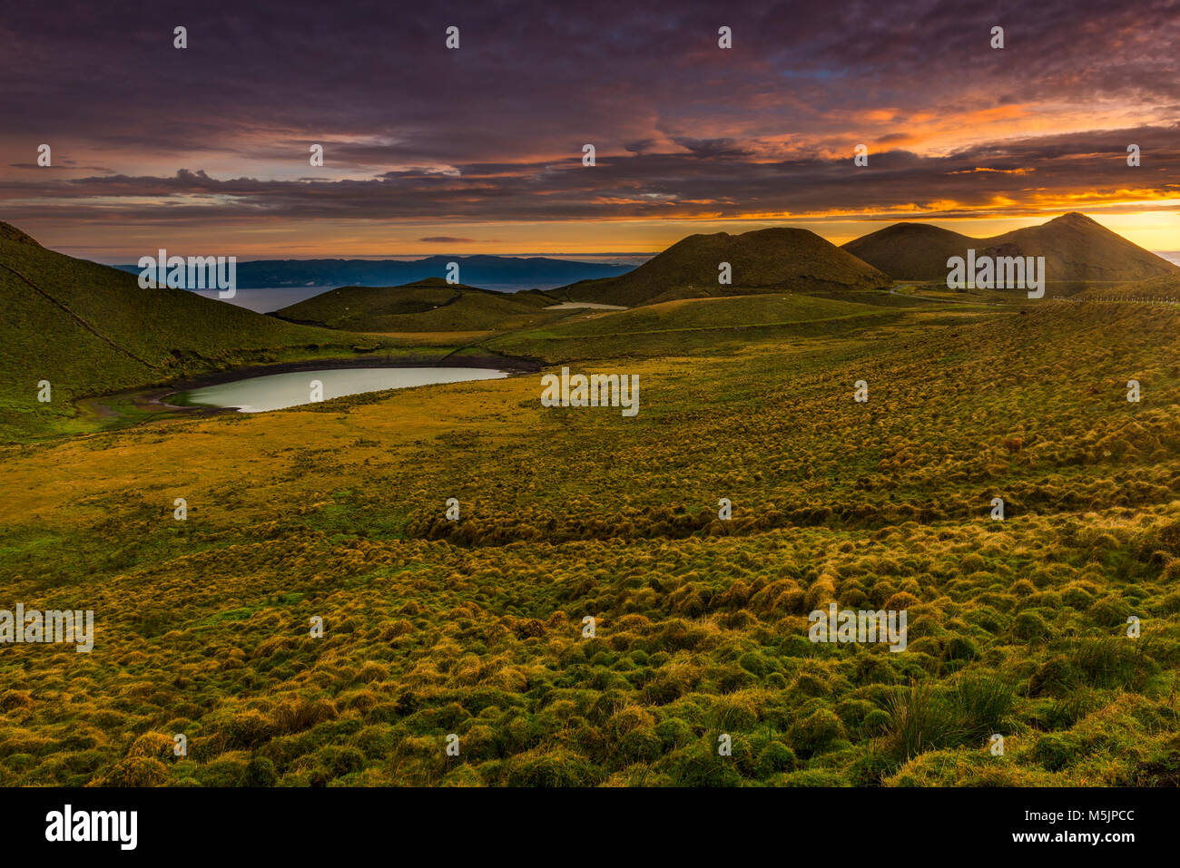 Vulkankegel bei Sonnenaufgang mit dramatischer Beleuchtung, Insel Pico, Azoren, Portugal Stockfoto