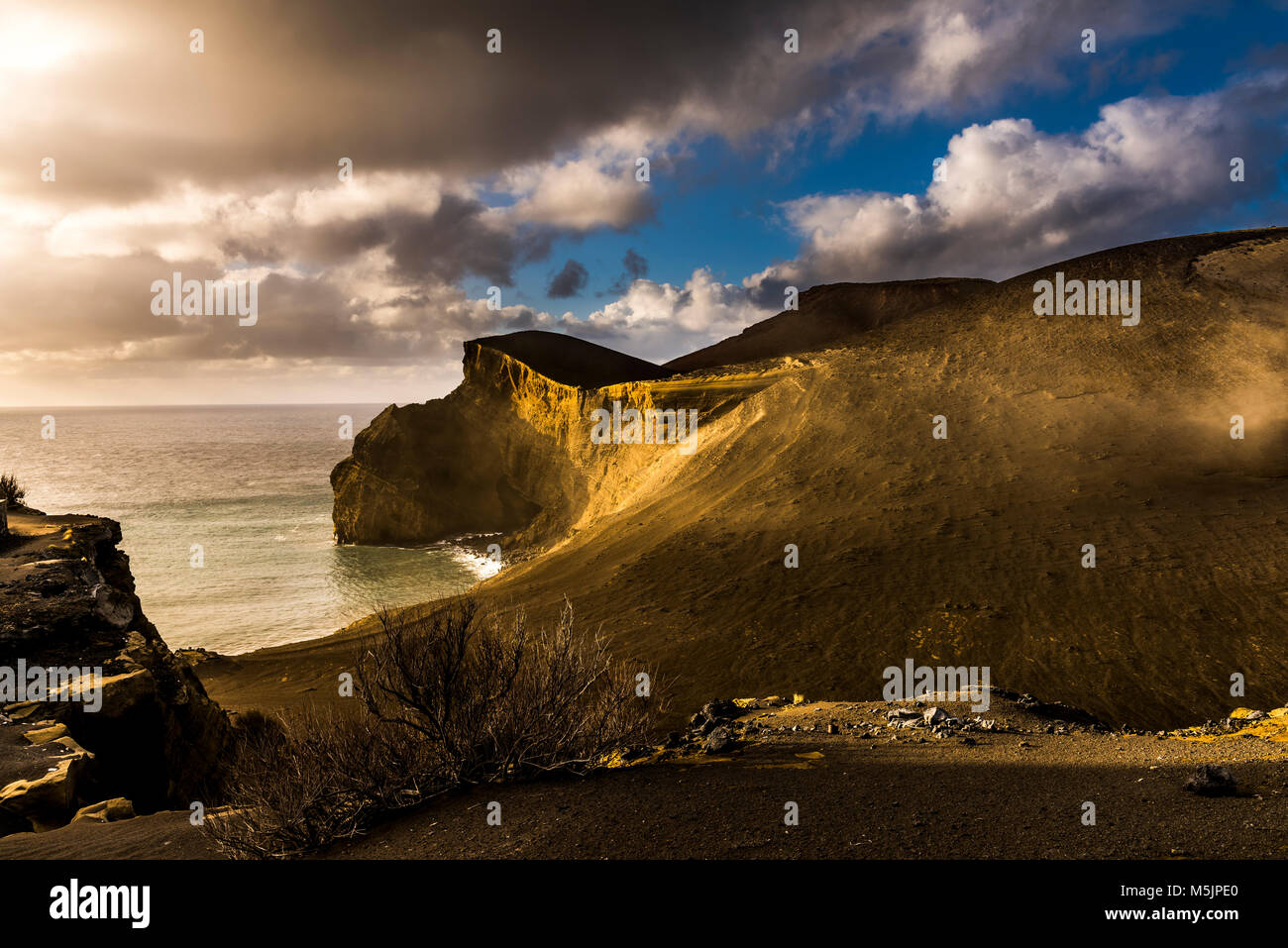 An der felsigen Küste, Capelinhos Halbinsel mit bewölktem Himmel, Insel Faial, Azoren, Portugal Stockfoto