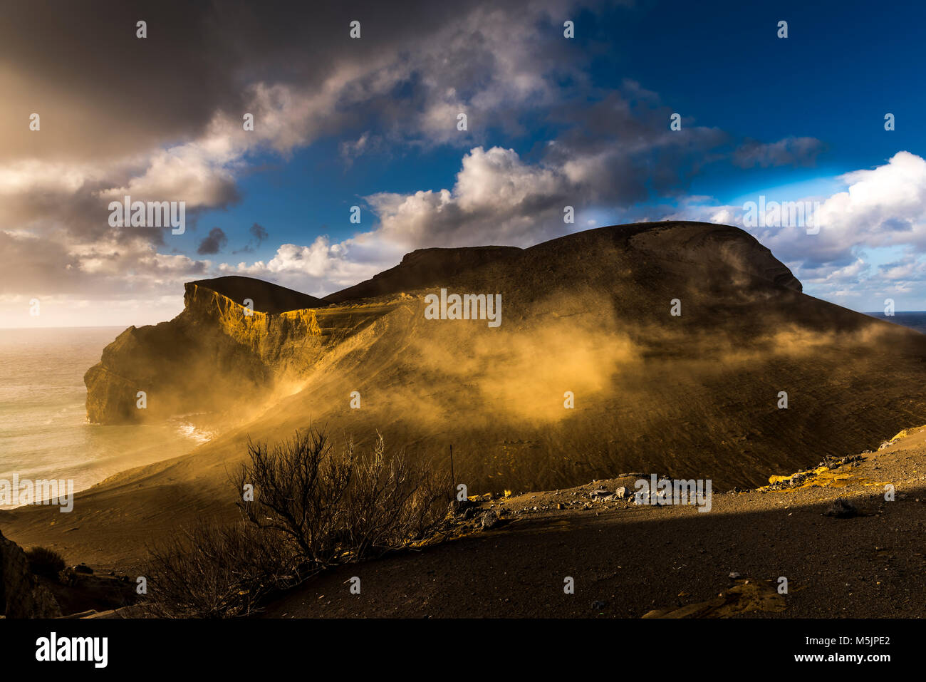 An der felsigen Küste, Capelinhos Halbinsel mit bewölktem Himmel, Insel Faial, Azoren, Portugal Stockfoto