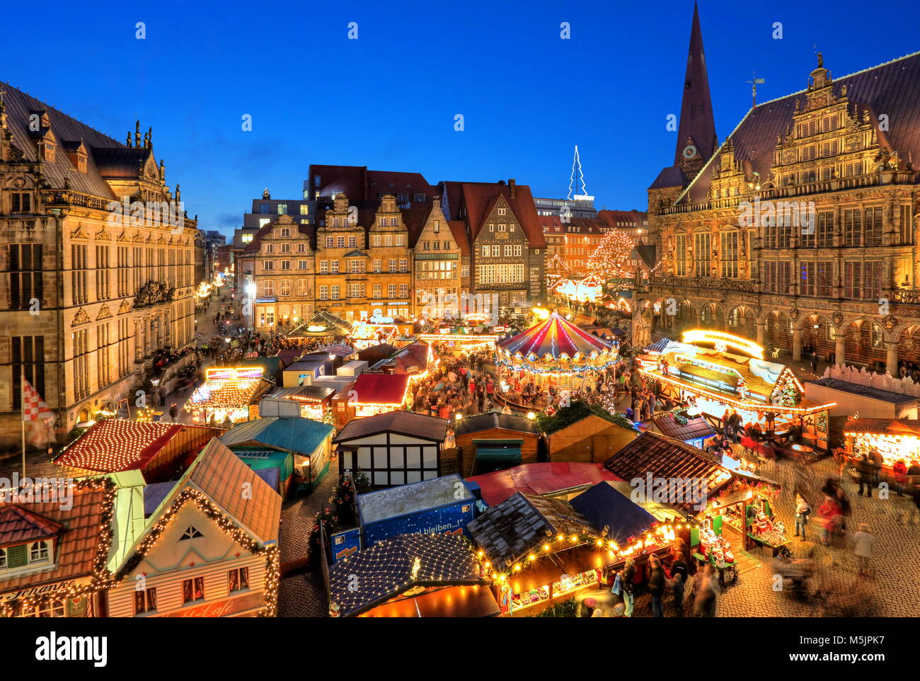 Beleuchtete Weihnachtsmarkt auf dem Rathausplatz, in der stadt häuser, Turm der Liebfrauenkirche und die Town Hall. Stockfoto