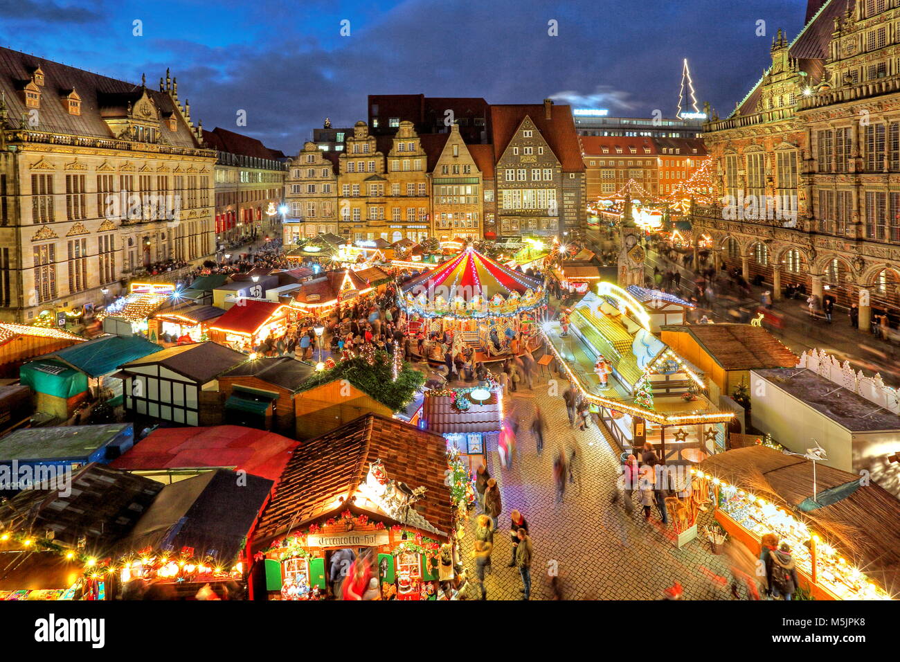 Beleuchtete Weihnachtsmarkt auf dem Rathausplatz, in der stadt häuser, Turm der Liebfrauenkirche und die Town Hall. Stockfoto