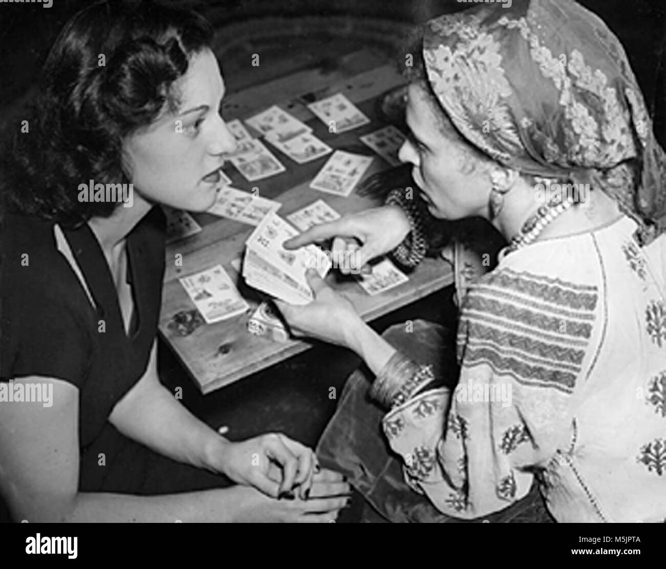 Wahrsagerin mit tarot Karten und Glas Kugel, 1960er Jahre, Deutschland Stockfoto