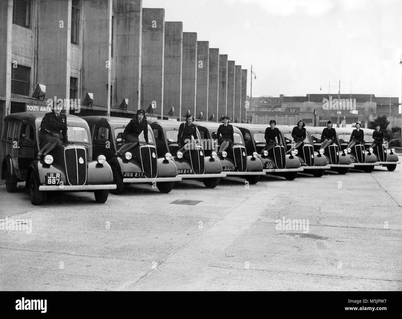 Chauffeure, neun Frauen auf neun Autos, 1940er Jahre, Großbritannien Stockfoto