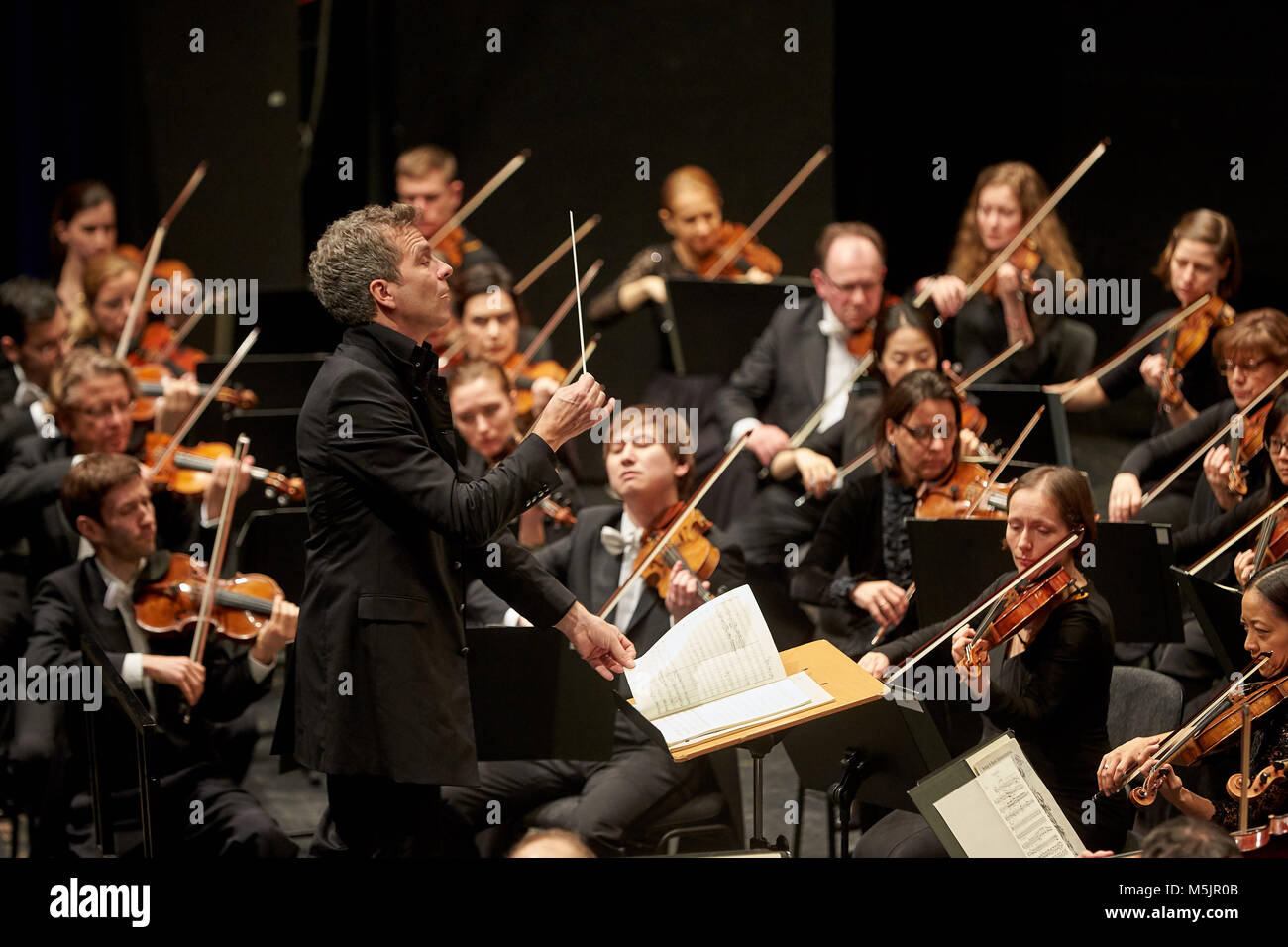 Dirigent Dirk Kaftan mit Beethoven Orchester Bonn, Musik-Institut Koblenz, Koblenz, Rheinland-Pfalz, Deutschland Stockfoto
