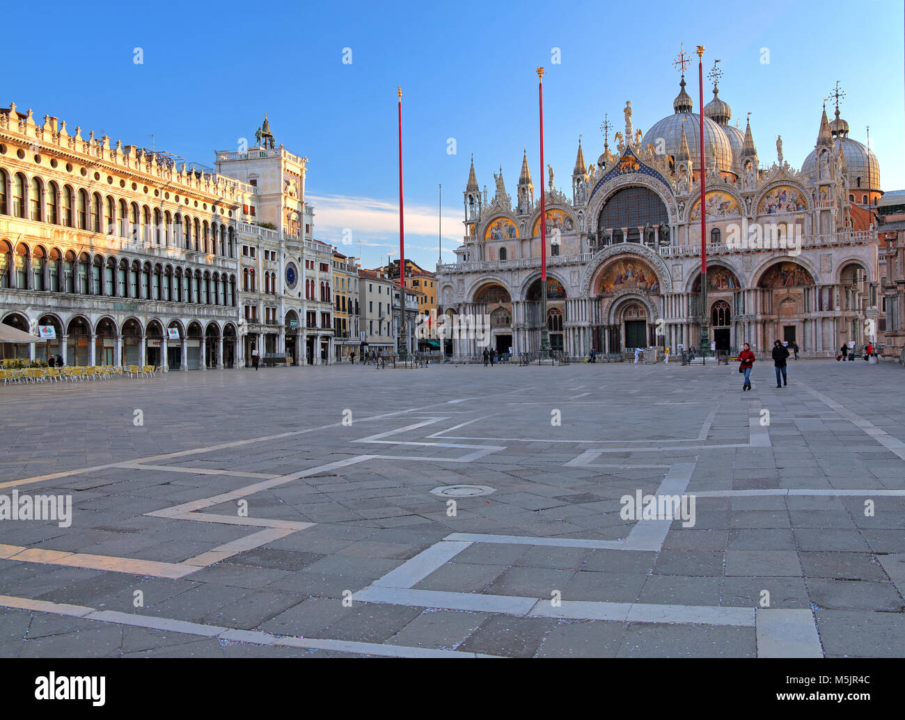 Piazza San Marco mit Uhrturm und Saint Mark's Basilika, Venedig, Italien Stockfoto