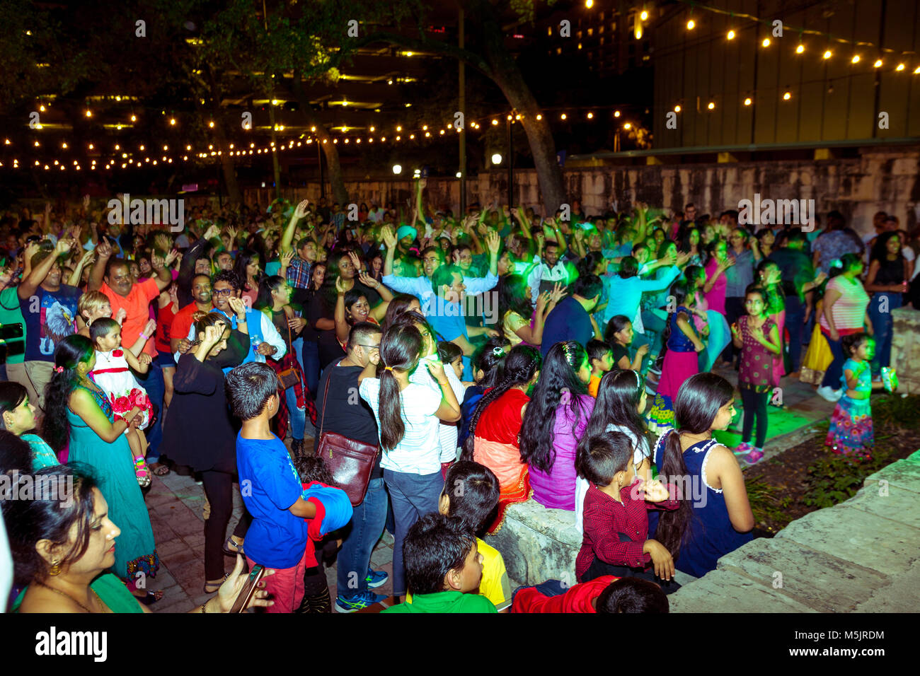 SAN ANTONIO, Texas - NOVEMBER 4, 2017 - Motion Blur von Menschen, die tanzen und das hinduistische Lichterfest Diwali, einer der beliebtesten Festi singen Stockfoto