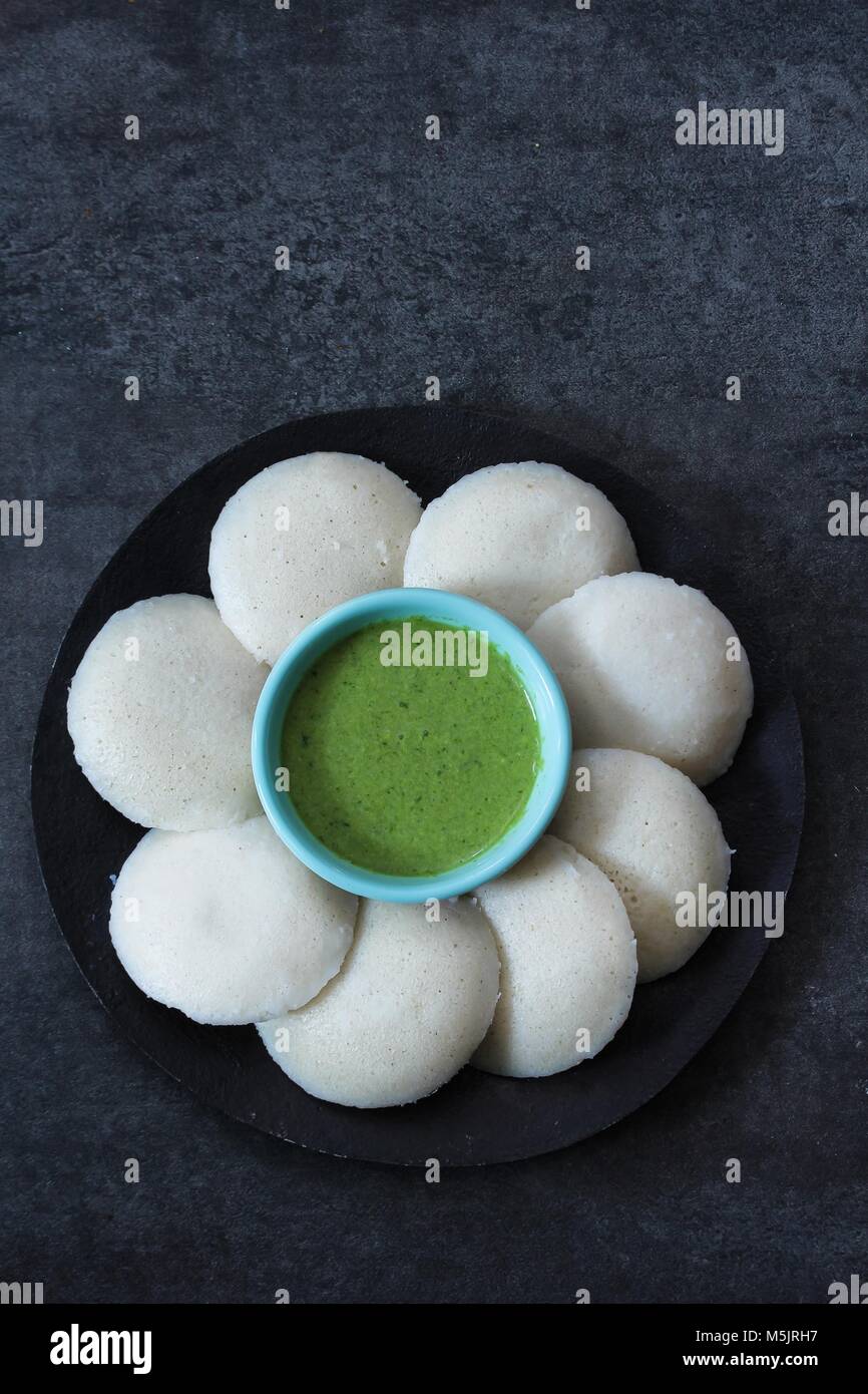 Idli/Untätig essen Süd indischen Frühstück mit chutney Draufsicht Stockfoto