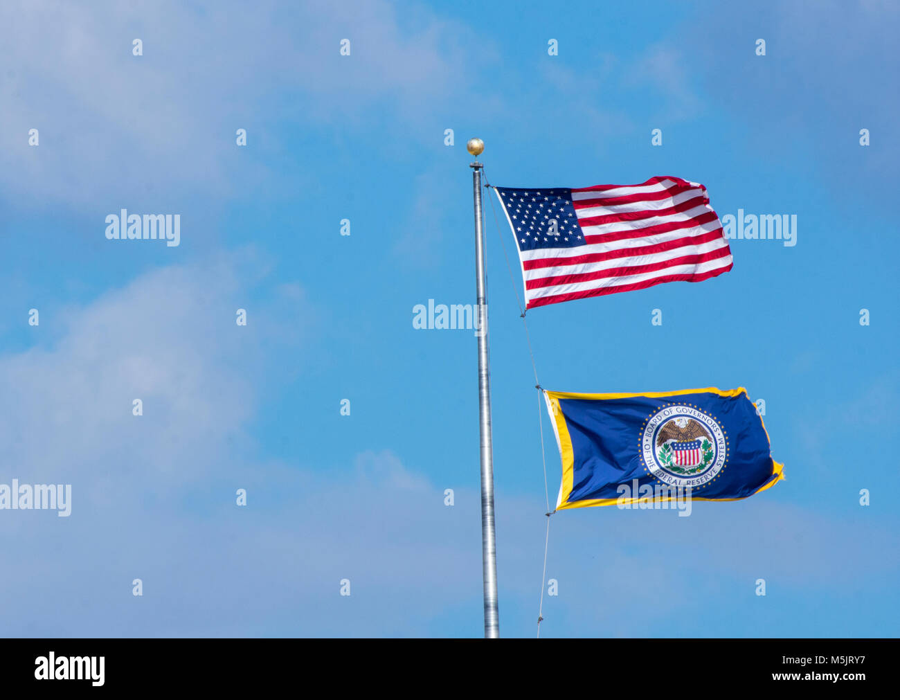 Flagge der Federal Reserve fliegt unter der UNO-Flagge Staaten bei der Federal Reserve Sitz in Washington DC. Stockfoto