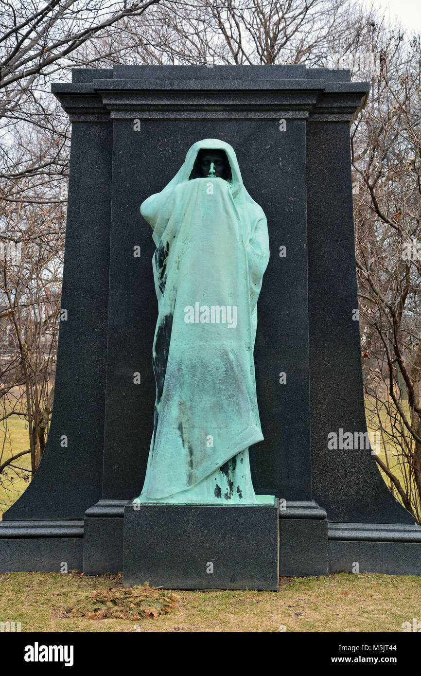 Der Dexter Gräber Denkmal "ewige Stille" ist eines der ikonischen Figuren am historischen Graceland Cemetery und Arboretum auf Chicagos Nordseite. Stockfoto
