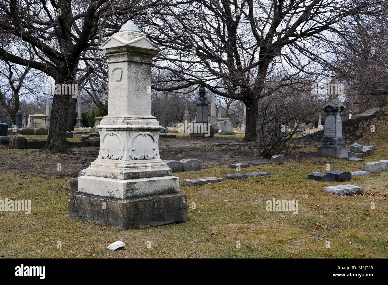 Die historische Graceland Cemetery und Arboretum hält die letzte Ruhestätten für viele prominente Bürger von Chicago. Stockfoto