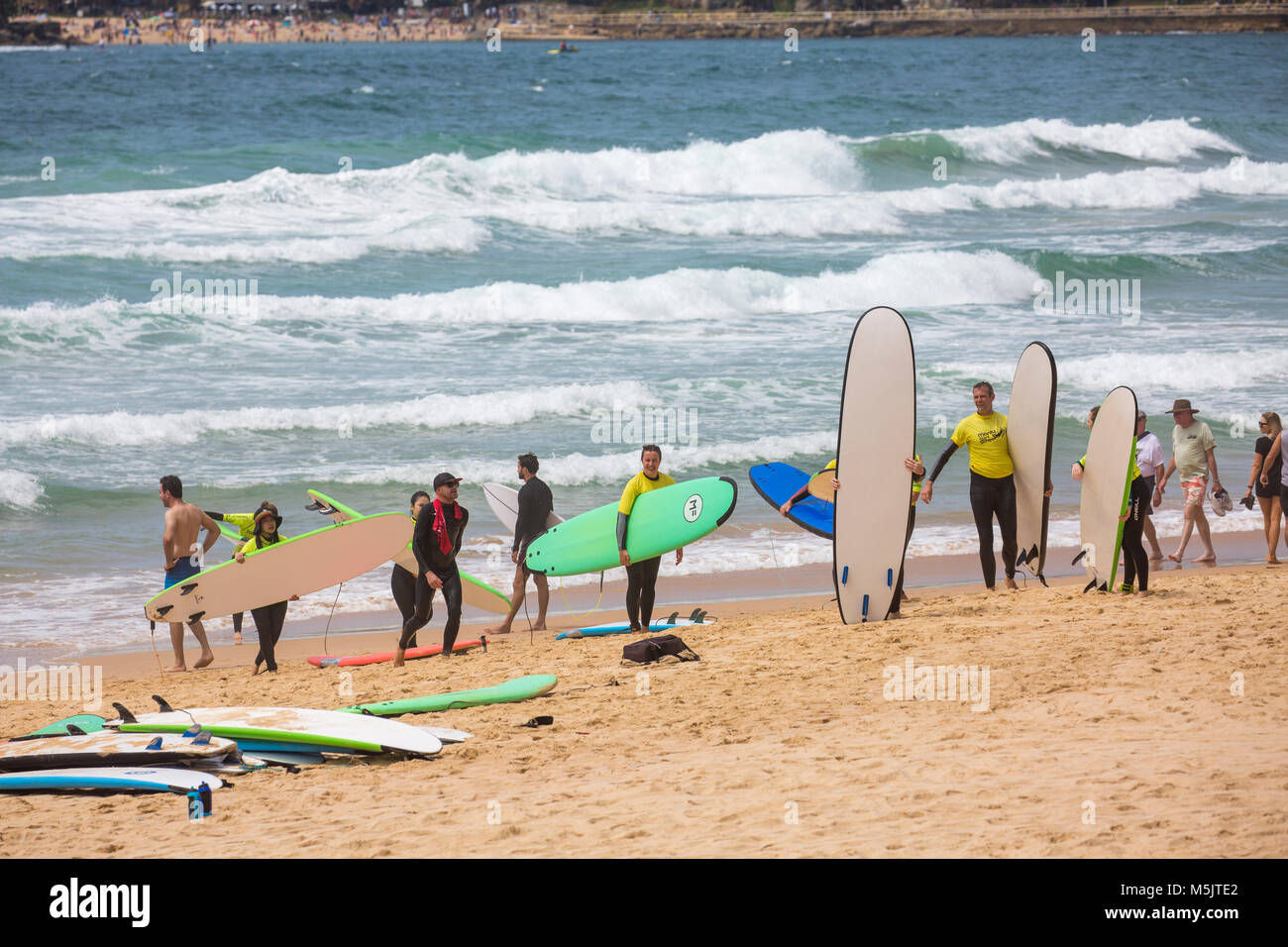 Menschen mit einer surflektion am Manly Beach mit Manly surf school, Sydney, Australien Stockfoto