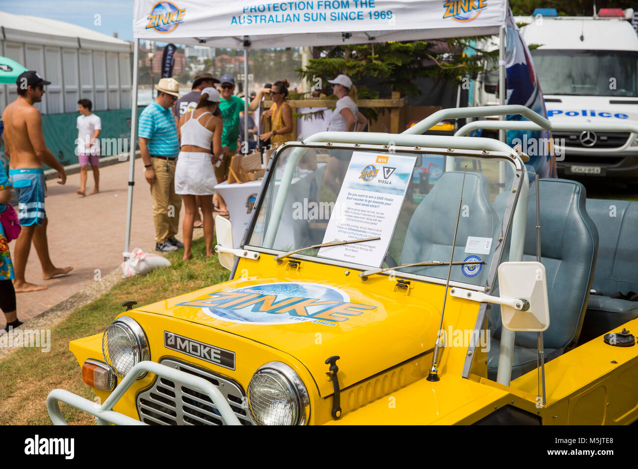 Gelbe Mini Moke Fahrzeug an der Manly Beach in Sydney, Australien Stockfoto