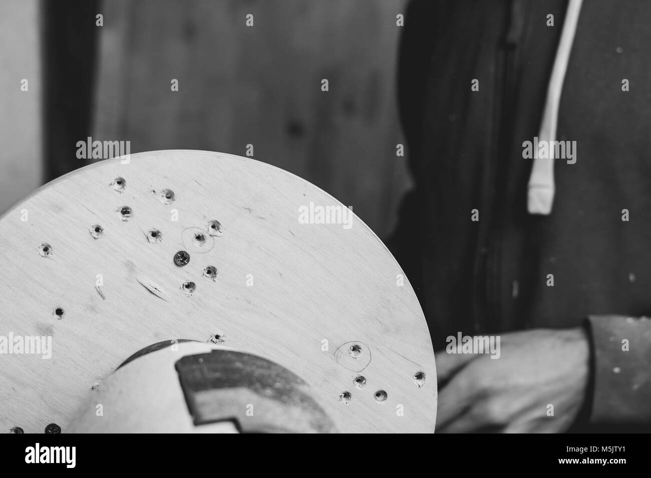 Der Arbeitnehmer wird das Holz auf einer Drehmaschine in seiner Werkstatt Stockfotografie Alamy