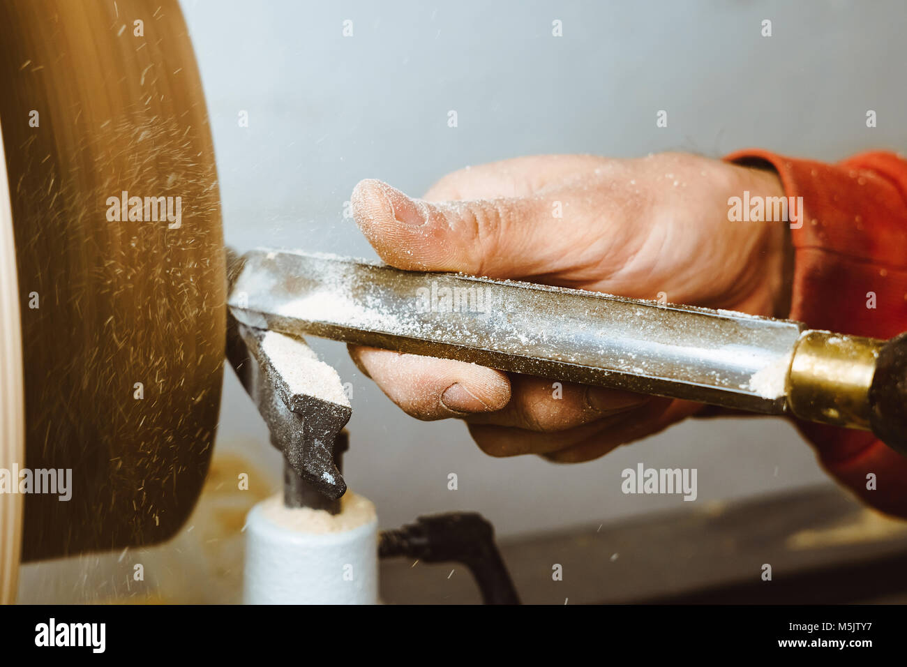 Der Arbeitnehmer wird das Holz auf einer Drehmaschine in seiner Werkstatt Stockfotografie Alamy