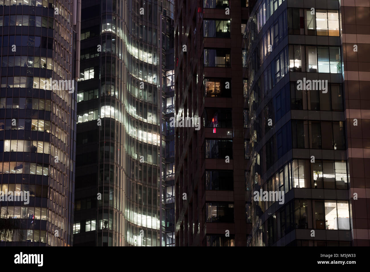 Fassaden der Wolkenkratzer im zentralen Finanzviertel in der Nacht, Hong Kong, China. Stockfoto