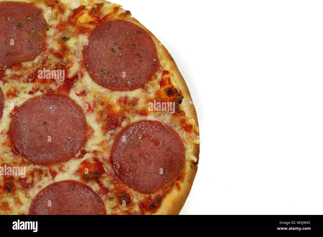 Pizza mit Salami und kopieren Raum isoliert auf weißem Stockfoto