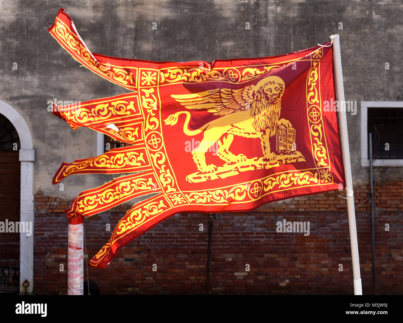 Venezianische Flagge in Venedig, Italien Stockfotografie Alamy