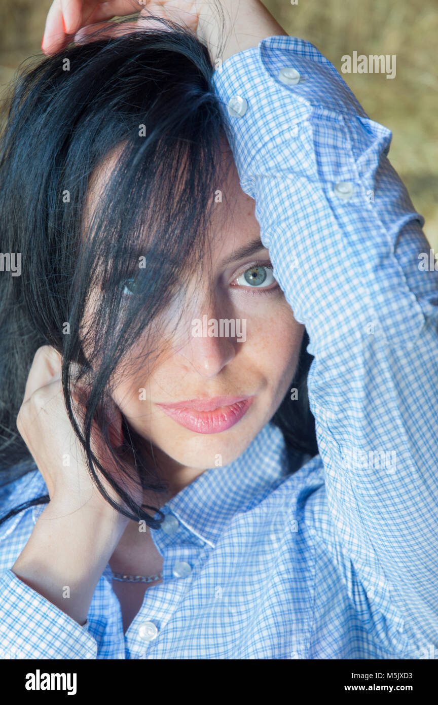 Der nachdenkliche Frau Gesicht mit Haar über einem Auge Stockfoto